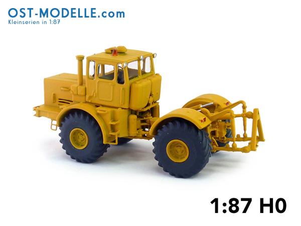 Traktor Kirovets K701 gelb mit Motorverkleidung